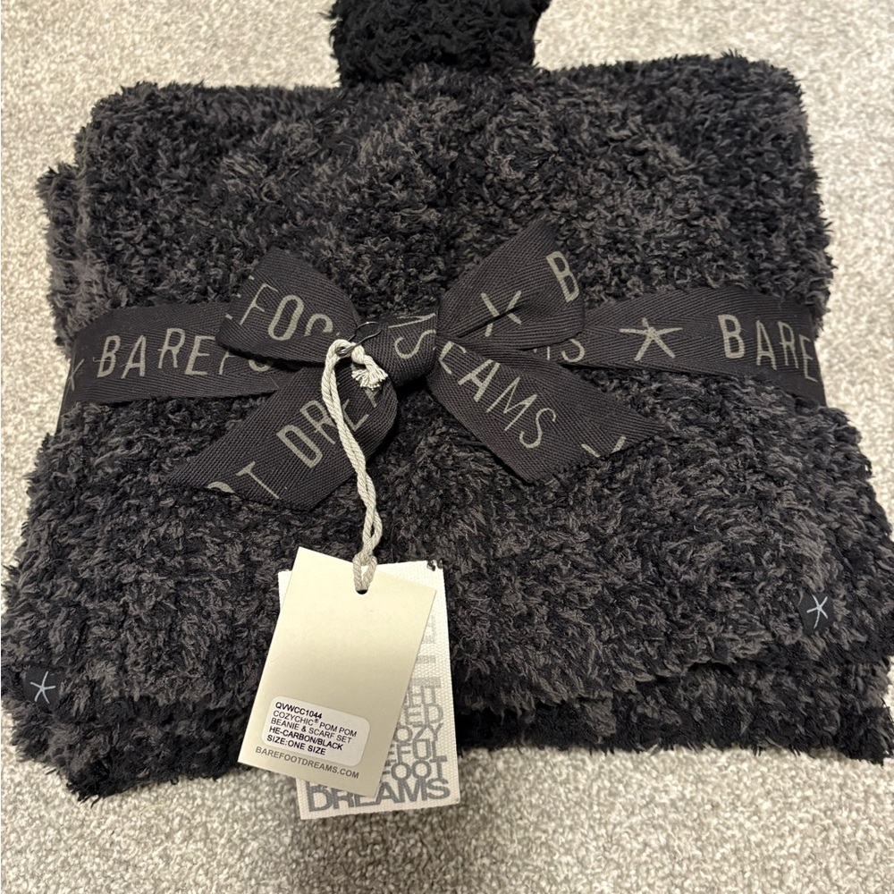 Barefoot Dreams Black Cozy Hat & Scarf - Picture 3 of 4